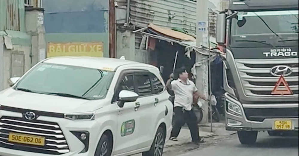 Tài xế taxi dùng gậy sắt đập phá xe tải, giao thông cửa ngõ TPHCM ùn ứ