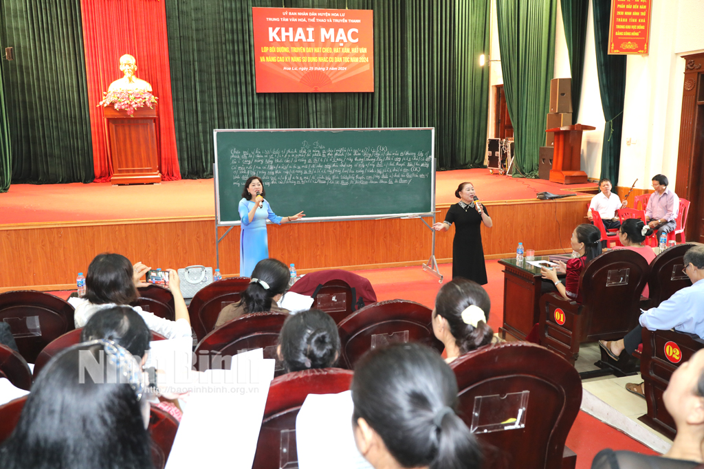 Hoa Lu opens training class on Cheo singing, Xam singing, Van singing and improving skills in using traditional musical instruments