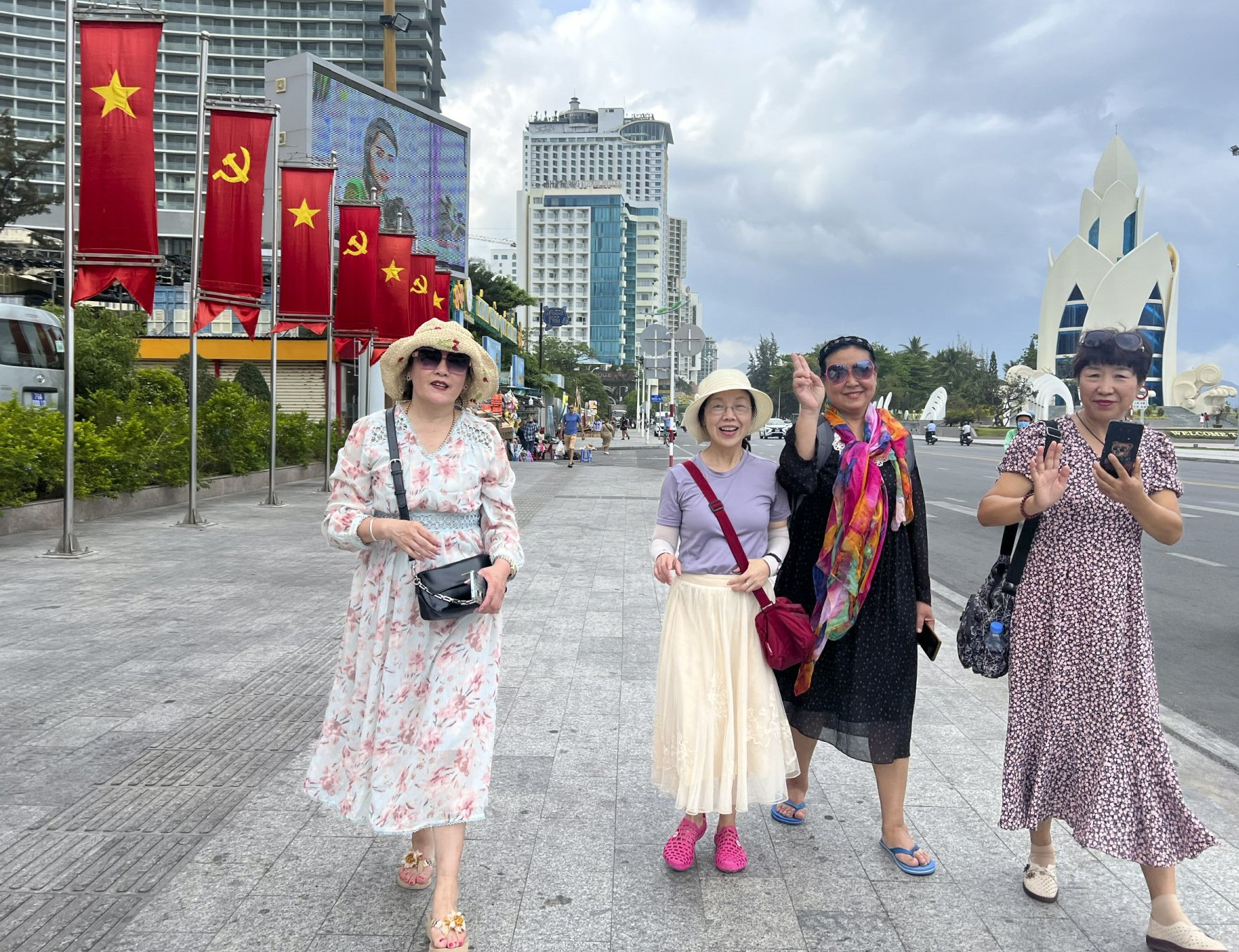     Chinesische Touristen spazieren durch Nha Trang.  