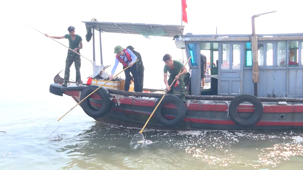 Vertreter des Ha Long Bay Management Board und der Sicherheitskräfte sammeln schwimmenden Müll im Meer ein.  Foto: Mai Huong