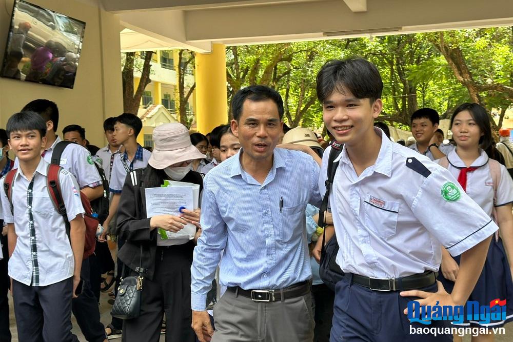 បេក្ខជនចាកចេញពីបន្ទប់ប្រឡងយ៉ាងសប្បាយរីករាយនៅឯក្រុមប្រឹក្សាប្រឡងនៃវិទ្យាល័យ Tran Quoc Tuan (ទីក្រុង Quang Ngai)។