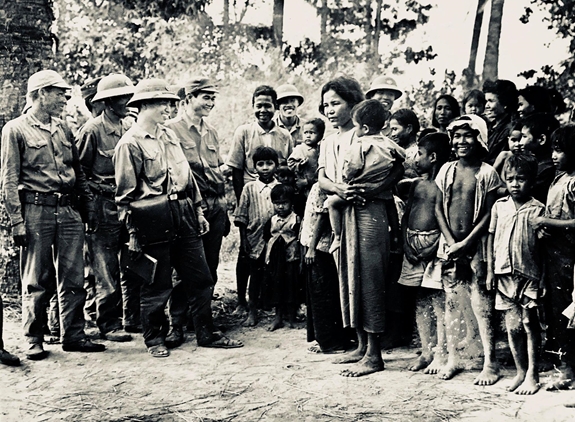 Eine Delegation vietnamesischer freiwilliger Soldaten besuchte das Land und leistete der Bevölkerung Hilfe, unmittelbar nachdem das Land dem Völkermordregime entkommen war. Foto: Dokument.