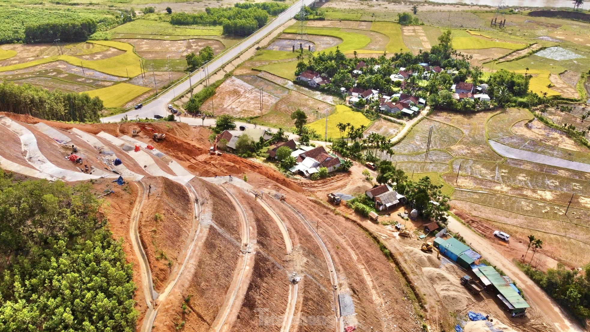 ภาพระยะใกล้ของพื้นที่ในจังหวัดกวางงายที่อำเภอได้ใช้งบประมาณ 17,000 ล้านบาทเพื่อป้องกันดินถล่ม... 5 ครัวเรือน ภาพที่ 4