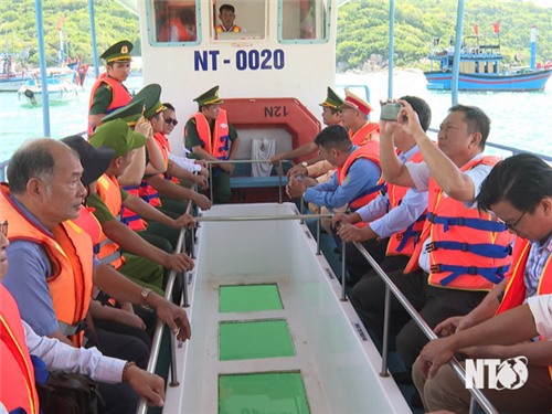 Checking inland waterway traffic safety for tourism during National Day holiday