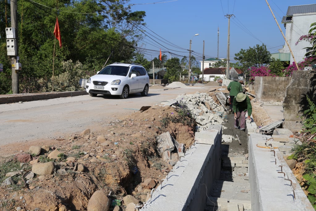 Das Projekt zur Verbesserung der Straße vom Hauptsitz des Volkskomitees der Gemeinde Quang Nghia zum Eingangstor des Dorfes 4 der Gemeinde Quang Nghia wird dringend durchgeführt und soll vor dem 31. Dezember dieses Jahres abgeschlossen sein.