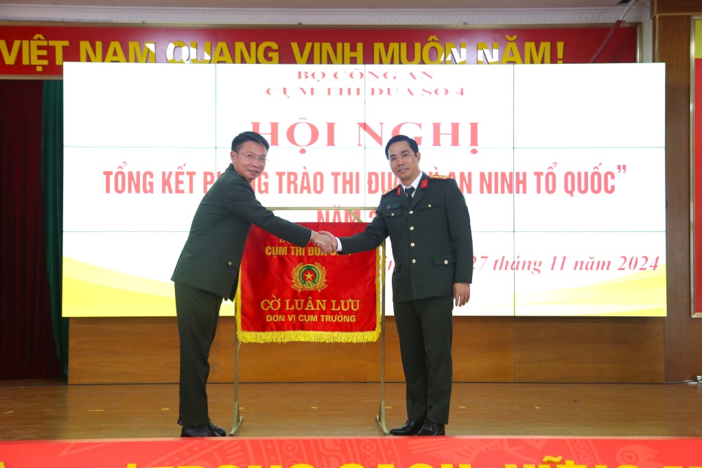 Awarding the rotating flag of the Cluster Leader unit to the Phu Tho Provincial Police