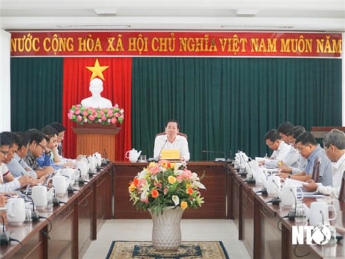 Provincial People's Committee held a meeting to listen to a report proposing solutions to promote growth in energy, processing and manufacturing.