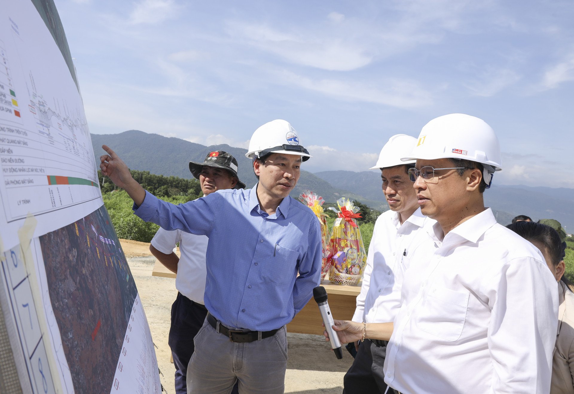 Le camarade Tran Hoa Nam a écouté le rapport du chef du comité de gestion du projet d'investissement pour la construction de la circulation provinciale (investisseur) sur l'avancement du projet.