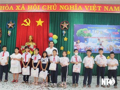 Comrade Pham Van Hau, Standing Deputy Secretary of the Provincial Party Committee, Chairman of the Provincial People's Council visited and presented Mid-Autumn gifts to children in Thanh Hai commune.