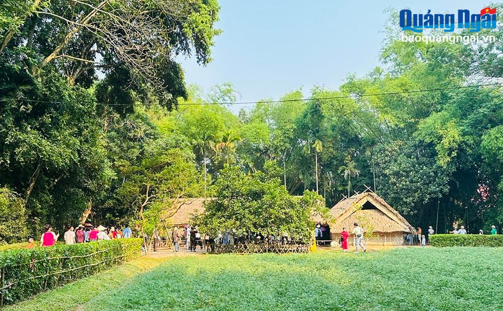Du khách tham quan nhà cụ Phó bảng Nguyễn Sinh Sắc - Thân sinh Chủ tịch Hồ Chí Minh, tại Khu Di tích Quốc gia đặc biệt Kim Liên (Nghệ An).                                                                                                                                                                                                                            Ảnh: PV
