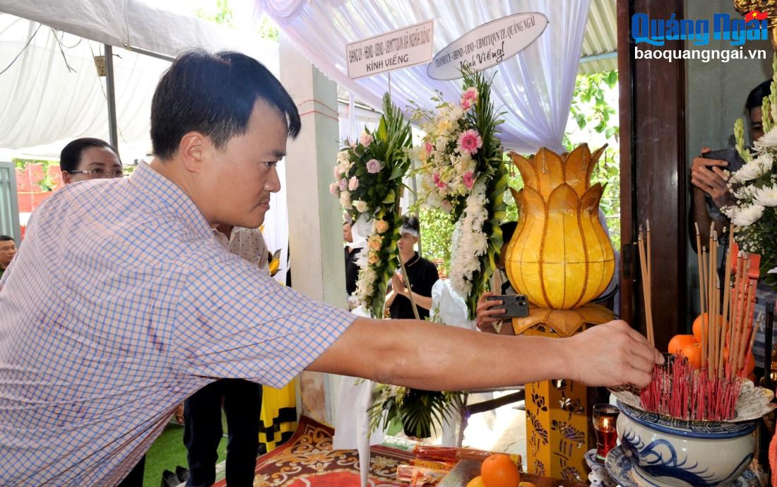 Chủ tịch UBND TP.Quảng Ngãi Trà Thanh Danh viếng hương.