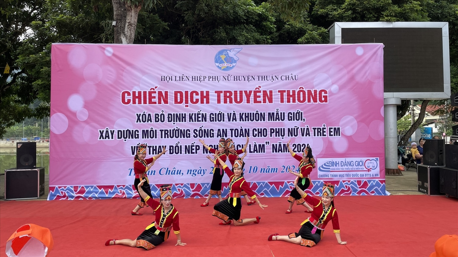 Những tiết mục văn nghệ đặc sắc trong Lễ phát động chiến dịch truyền thông xoá bỏ định kiến giới, khuôn mẫu giới cho phụ nữ và trẻ em trên địa bàn huyện Thuận Châu