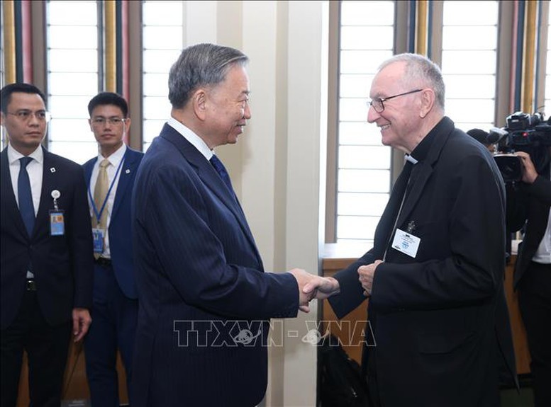 Generalsekretär und Präsident To Lam trifft sich mit dem vatikanischen Staatssekretär, Kardinal Pietro Parolin – Foto: VNA