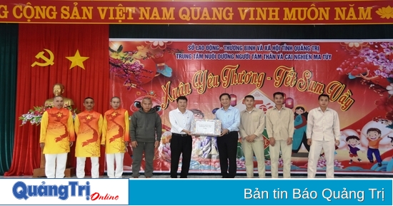 Phó Chủ tịch UBND tỉnh Hoàng Nam tặng quà Tết tại Trung tâm nuôi dưỡng người tâm thần và cai nghiện ma túy tỉnh Quảng Trị