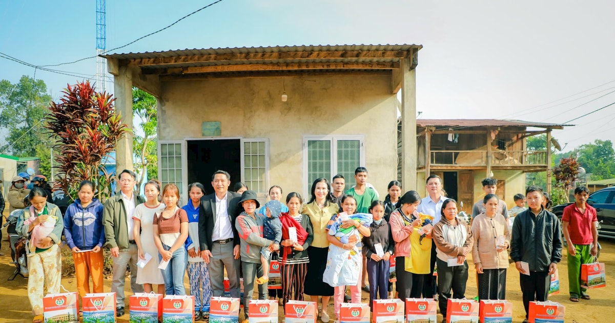 Dak Nong presents 50 Tet gifts to people in Dak R'lap district