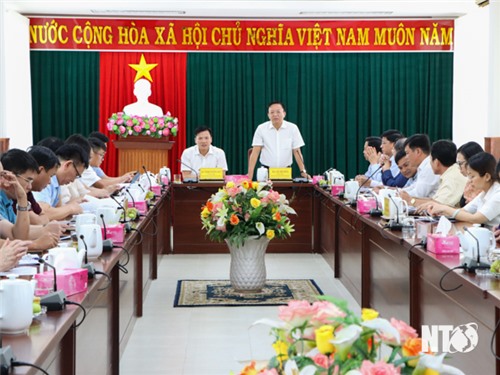 El camarada Le Huyen, vicepresidente del Comité Popular Provincial, recibió y trabajó con la delegación de la provincia de Cao Bang.