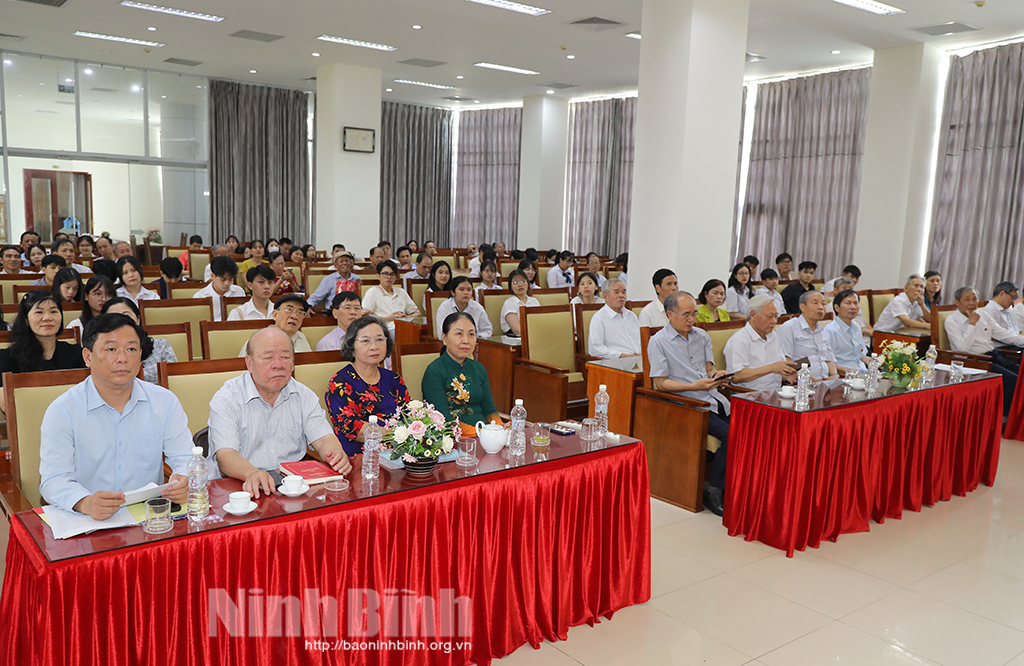 Bui family of Ninh Binh province met to honor excellent students of the 2023-2024 school year