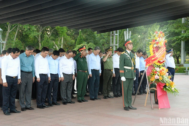 Generalsekretär und Präsident To Lam opfert Weihrauch zum Gedenken an heldenhafte Märtyrer und Generalsekretär Le Duan in Quang Tri, Foto 1