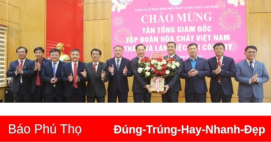 Vietnam Chemical Group visited, wished a happy new year and gave gifts to employees of Lam Thao Super Phosphate and Chemical Joint Stock Company