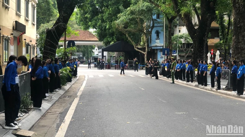 Die Menschen drücken Generalsekretär Nguyen Phu Trong ihren Respekt und ihr Beileid aus. Foto 9