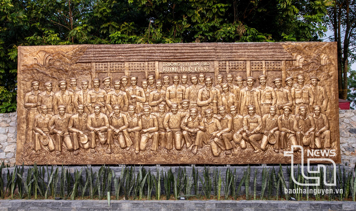 이 부조에는 학교 이사회, 강사, 학생의 초상화 48개가 포함되어 있습니다.