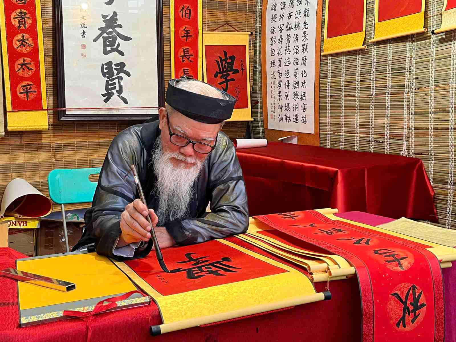 Demande de calligraphie à un érudit, voir des peintures de serpents au Temple de la Littérature - Quoc Tu Giam