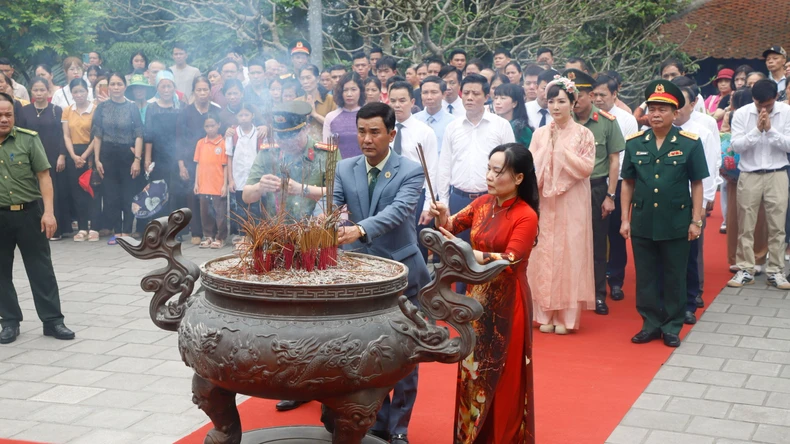 Conmemoración del aniversario de la muerte del Ancestro Nacional Lac Long Quan y ofrenda de incienso a la Madre Au Co foto 3