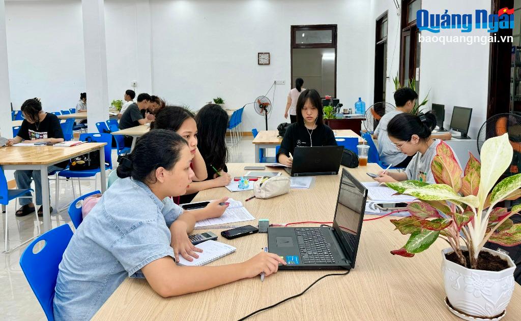 Viele Schüler kommen während der Sommerferien zum Selbststudium und zur Prüfungsvorbereitung in die Allgemeine Provinzbibliothek.