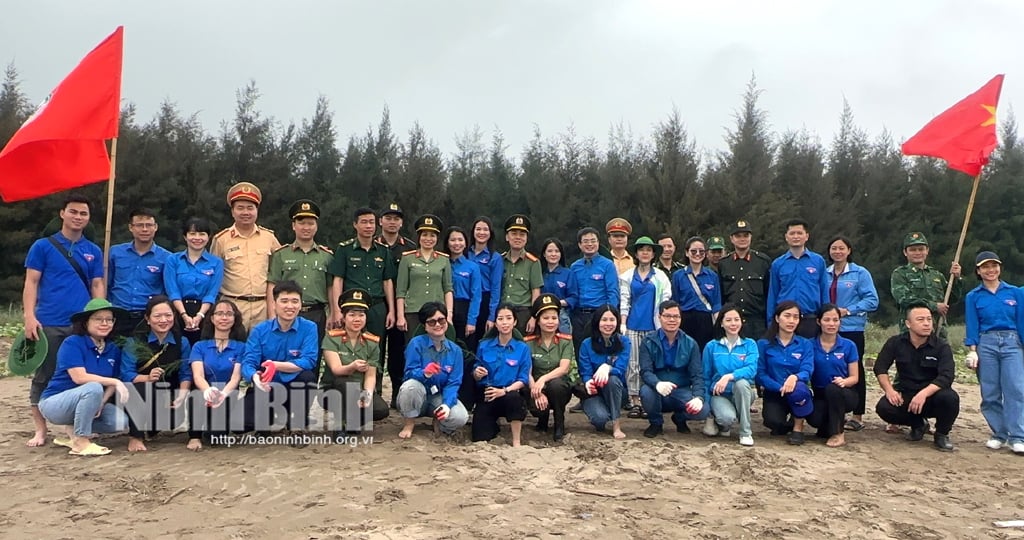 Launching the planting of 3,000 casuarina trees and giving 150 life jackets to fishermen in Kim Son district