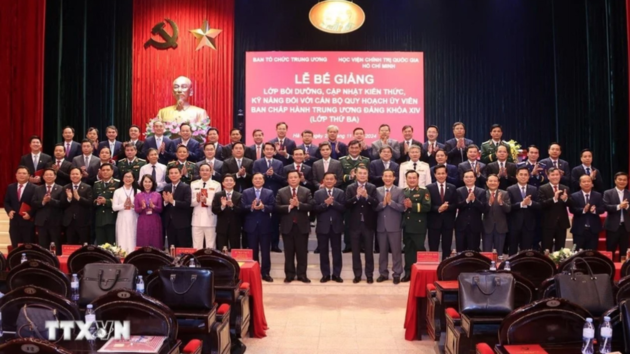Party and State leaders with students of the Training Course to update knowledge and skills for planning cadres of the 14th Party Central Committee Executive Committee (third class)