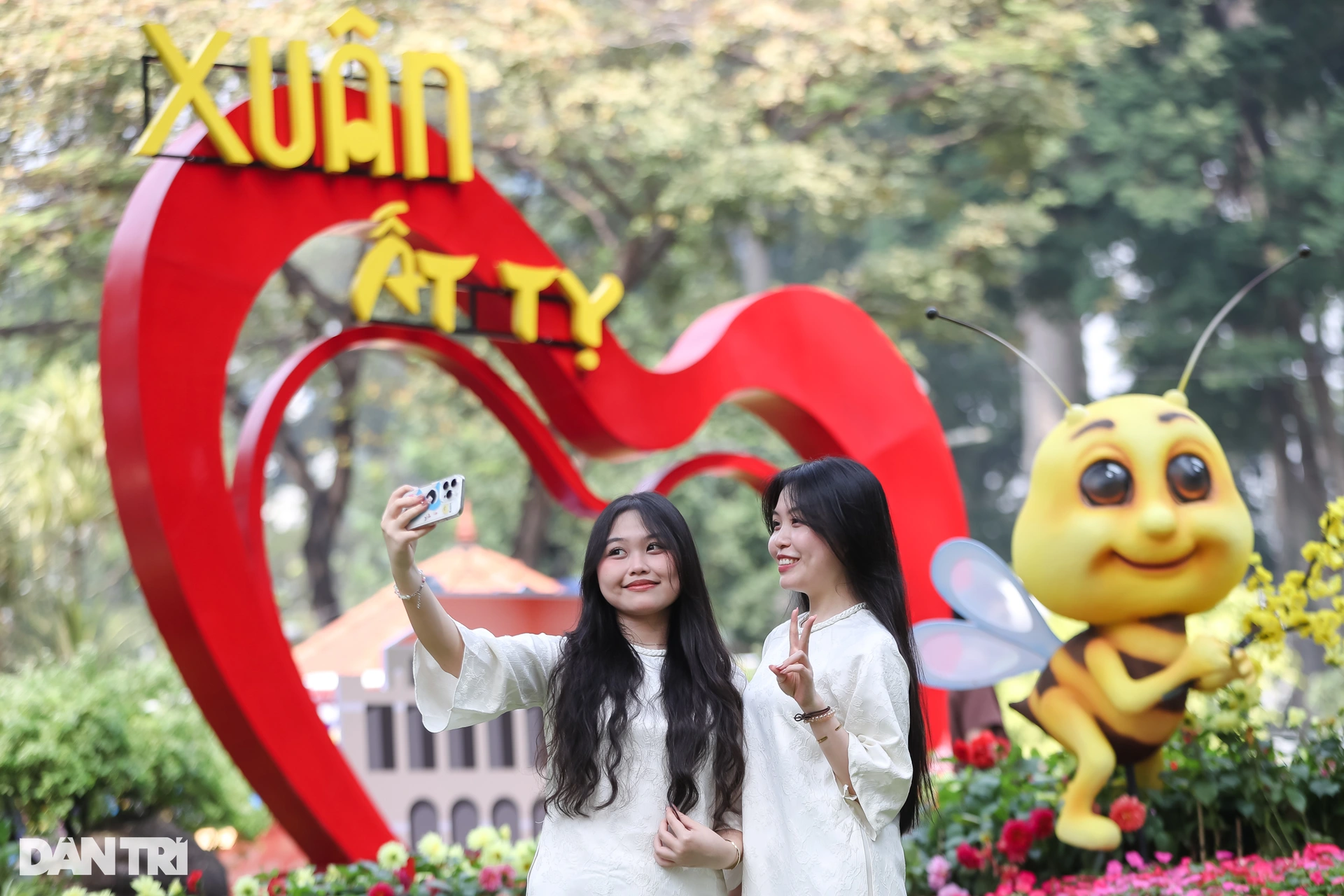 Traveled more than 40km to check-in at the spring flower festival in Ho Chi Minh City on the first opening day.