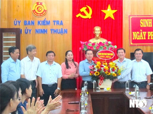 Provincial leaders congratulate the Provincial Party Committee's Inspection Commission on the 75th anniversary of the Party Inspection sector's tradition.