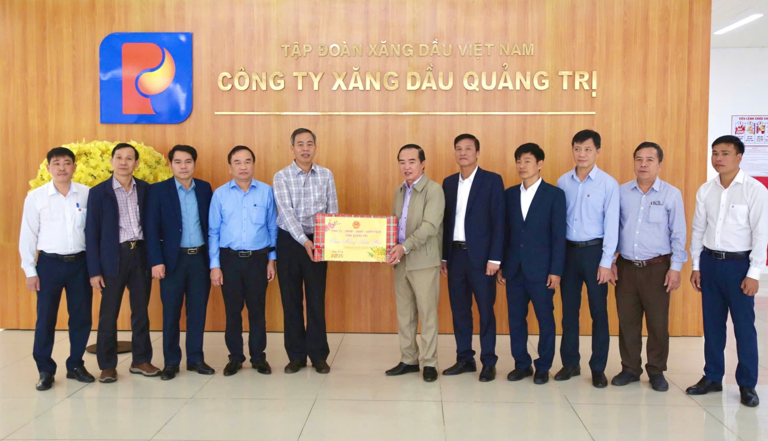 Le secrétaire adjoint permanent du Comité provincial du Parti et président du Conseil populaire provincial, Nguyen Dang Quang, a rendu visite aux entreprises et leur a souhaité le Têt.