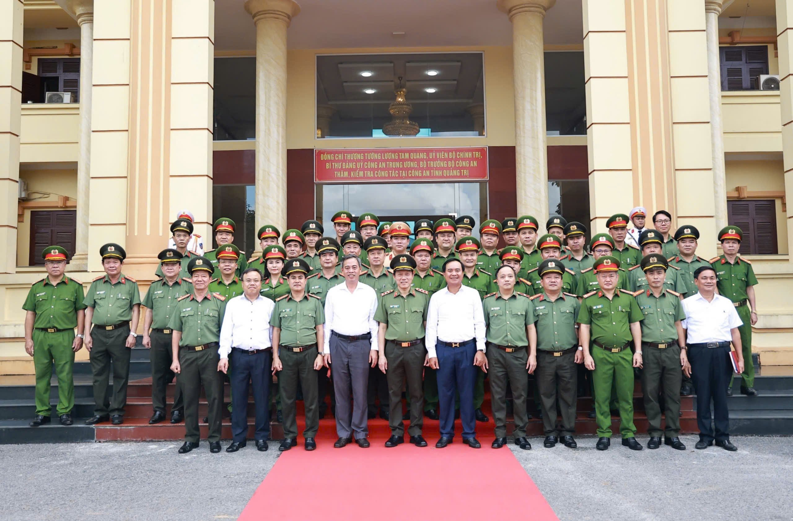 รัฐมนตรีว่าการกระทรวงความมั่นคงสาธารณะ Luong Tam Quang เยี่ยมชมตำรวจภูธรจังหวัด Quang Tri