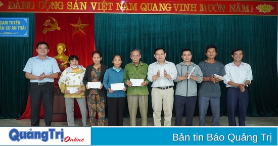 Periódico Quang Tri - VietinBank Quang Tri: Entrega de 15 regalos a personas en circunstancias difíciles