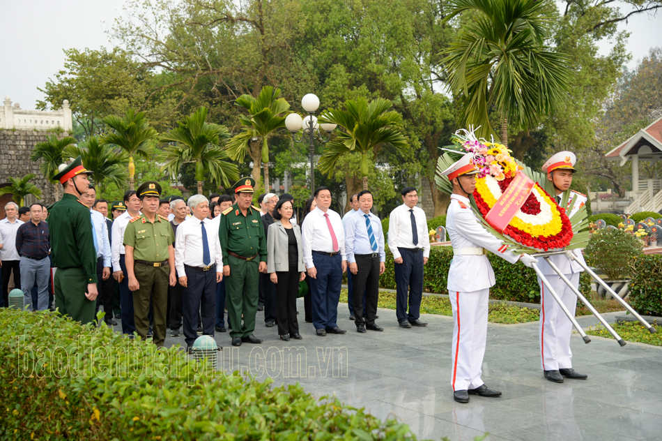 สหาย Truong Thi Mai และคณะร่วมแสดงความอาลัยต่อวีรชนผู้เสียสละในเดียนเบียน