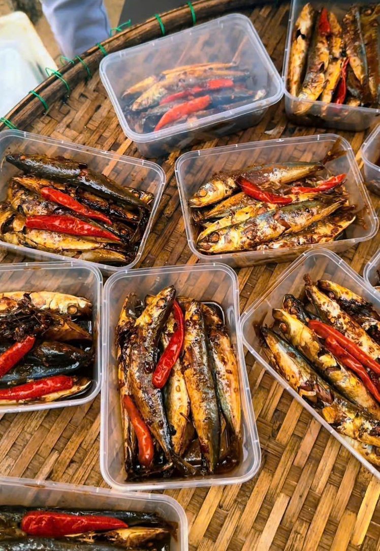 យុវជន​ធ្វើ​ដំណើរ​រាប់​រយ​គីឡូម៉ែត្រ​ដើម្បី​ផ្តល់​សម្លៀក​បំពាក់​កក់ក្តៅ ភួយ អាវ​ភ្លៀង ស្បែកជើង... ដល់​សិស្ស​នៅ​តំបន់​ភ្នំ រូបថត​ទី ១៨