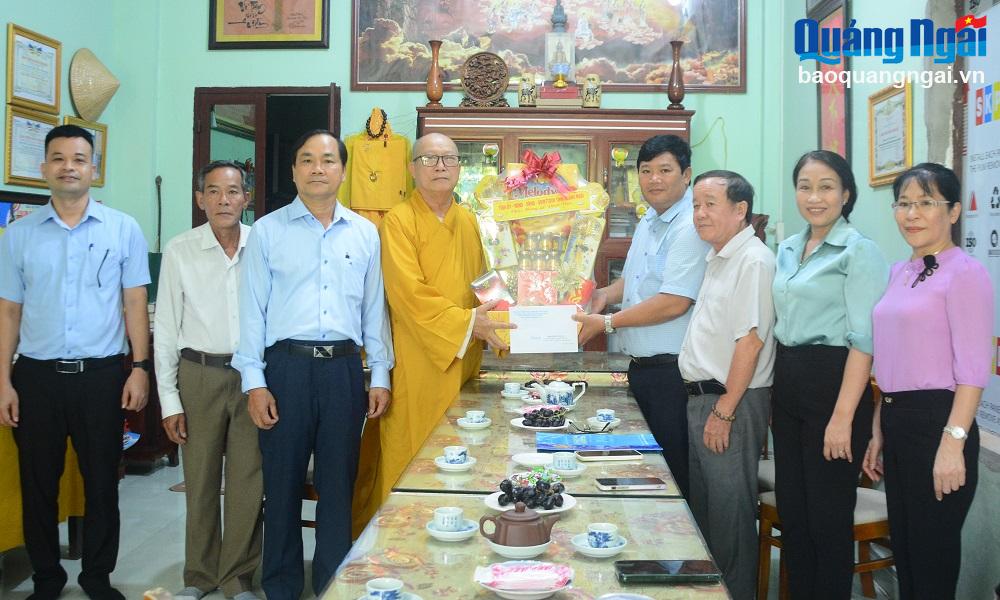 La délégation a visité et félicité le Vénérable Thich Thong Huy - Membre du Conseil exécutif de la Sangha bouddhiste du Vietnam, Chef adjoint du Comité permanent du Comité exécutif de la Sangha bouddhiste du Vietnam de la province, à la pagode Linh Quang, commune de Nghia Hoa (Tu Nghia).