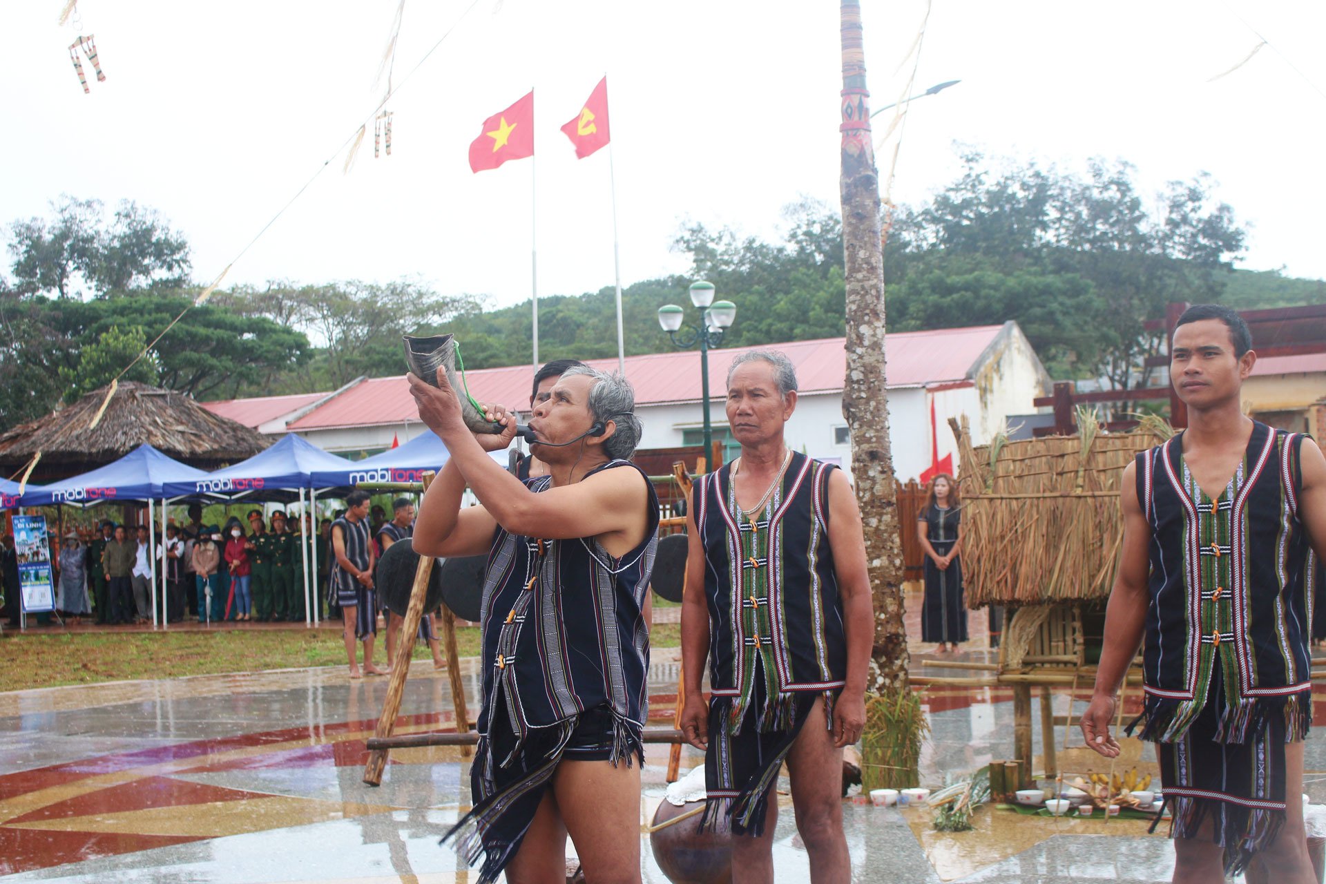 ​ຜູ້​ເຖົ້າ​ແກ່​ຊາວ​ບ້ານ​ແກ້ວ​ໄດ້​ເປົ່າ​ແກ​ເພື່ອ​ສົ່ງ​ສັນຍານ​ເປີດ​ງານ​ບຸນ.