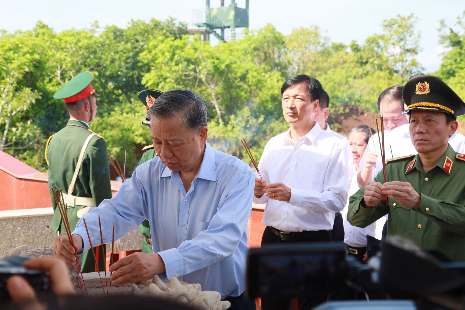 Tổng Bí thư, Chủ tịch nước Tô Lâm thăm và làm việc tại huyện đảo tiền tiêu Cồn Cỏ, tỉnh Quảng Trị