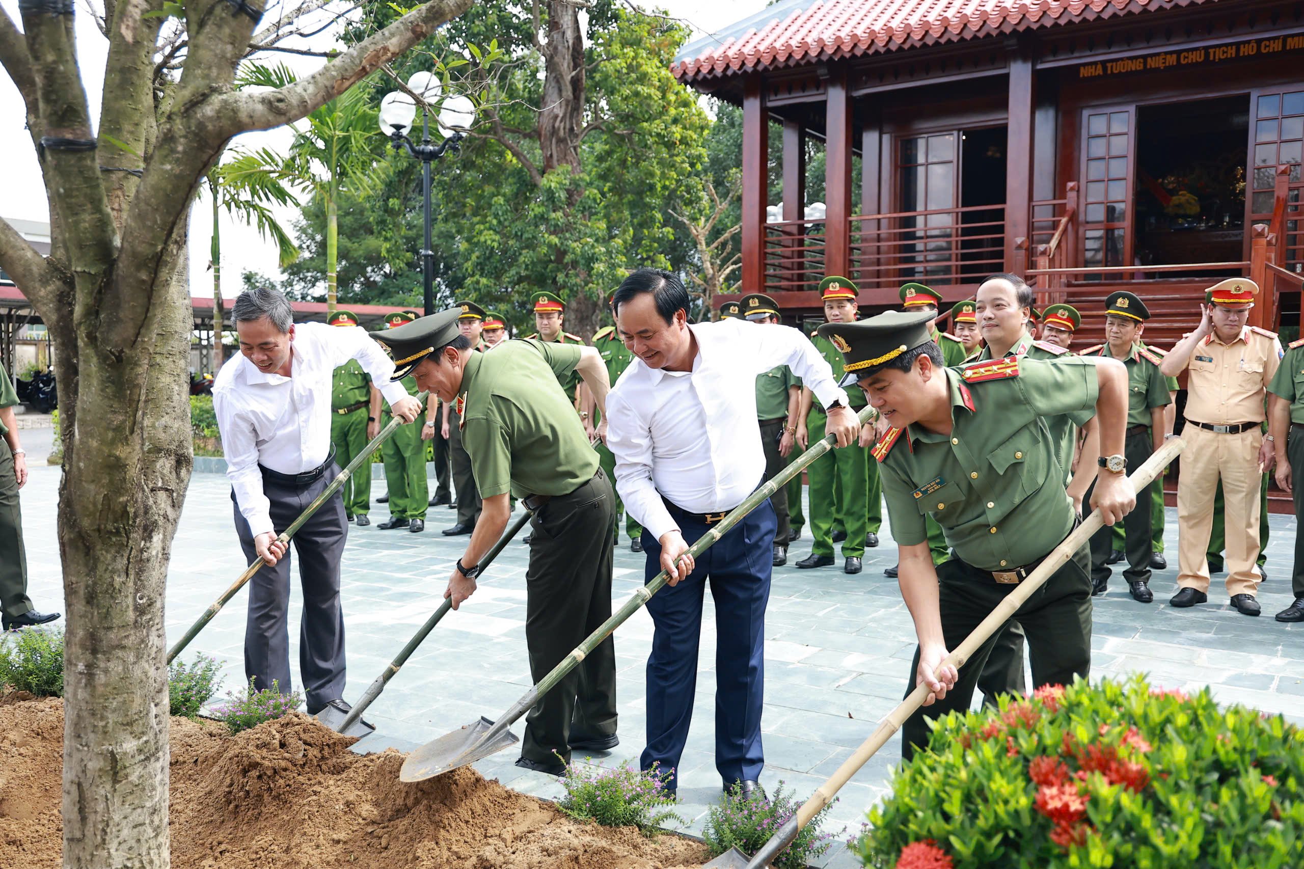 รัฐมนตรีว่าการกระทรวงความมั่นคงสาธารณะ Luong Tam Quang เยี่ยมชมตำรวจภูธรจังหวัด Quang Tri