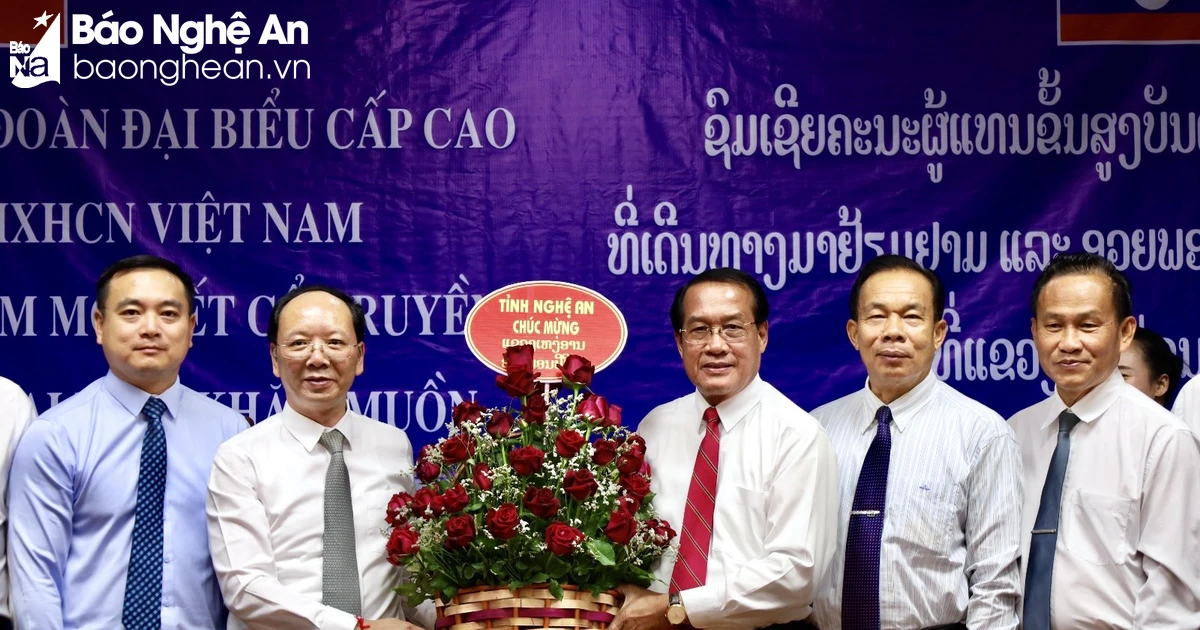 Der stellvertretende Vorsitzende des Volkskomitees der Provinz Nghe An, Bui Thanh An, besuchte und feierte das traditionelle Bunpimay-Neujahr in der Provinz Khammouane, Laos