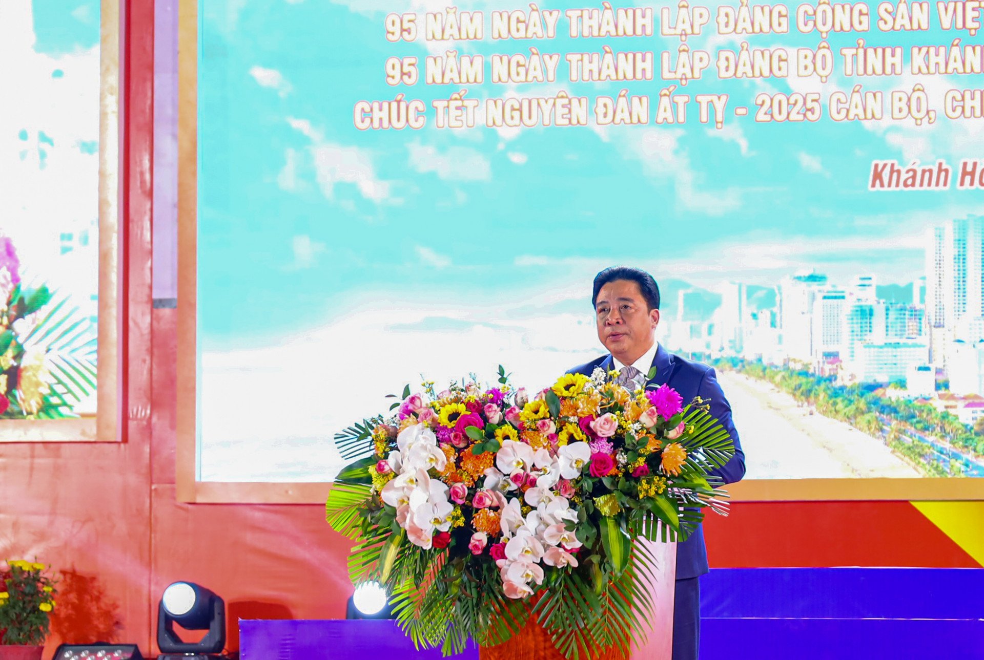 Le camarade Nguyen Khac Toan a lu un discours passant en revue la tradition de 95 ans du Parti communiste du Vietnam et du Comité provincial du Parti de Khanh Hoa.