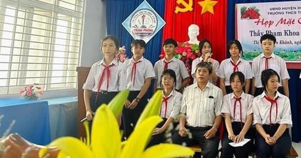 Khanh Hoa teachers happy to receive year-end bonuses