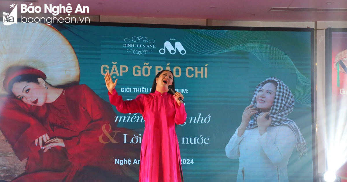 តារាចម្រៀង Dinh Hien Anh បានចេញអាល់ប៊ុមពីរដង Loi ca dat nuoc និង Dong chuoi mien thuong nho