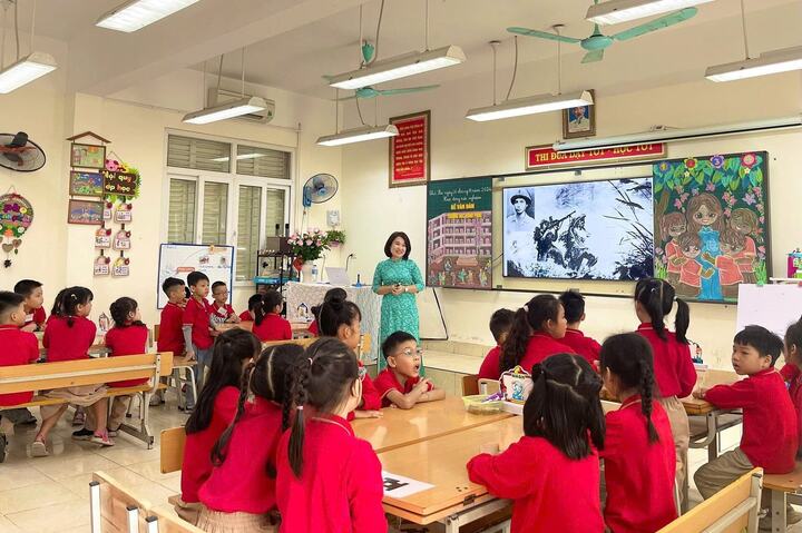 多くの親が子供を幼稚園に通わせています。 （図）