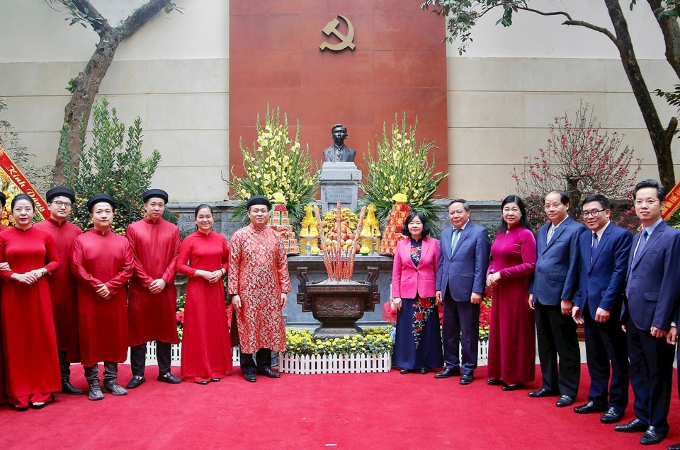 Bí thư Thành ủy Bùi Thị Minh Hoài và các đồng chí lãnh đạo TP Hà Nội chụp ảnh lưu niệm với các cán bộ, nhân viên làm việc tại di tích 90 Thợ Nhuộm.