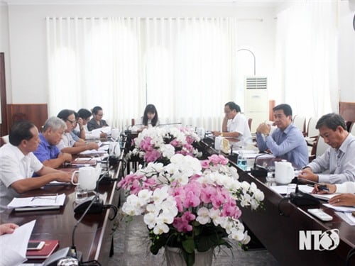 Provincial People's Committee: Meeting to listen to reports on the use of mobile swimming pools in schools