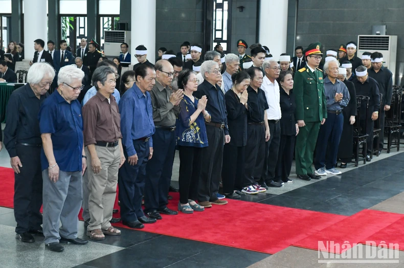 Die Menschen drücken Generalsekretär Nguyen Phu Trong ihren Respekt und ihr Beileid aus. Foto 3