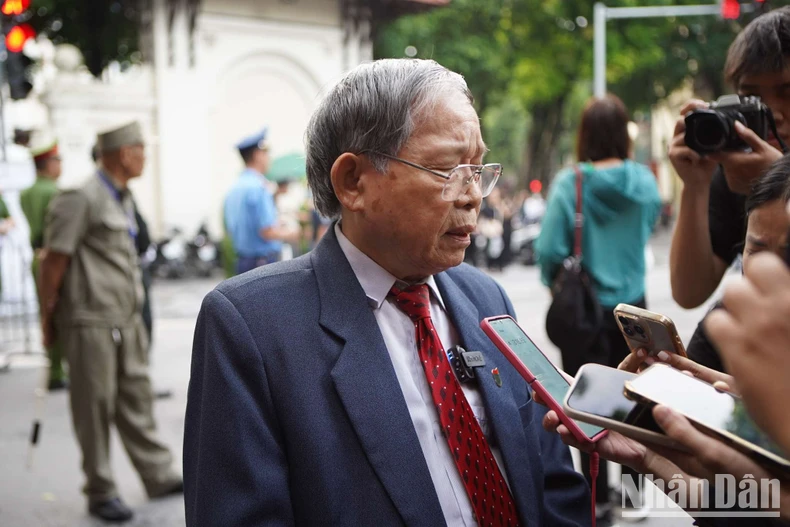 Die Menschen drücken Generalsekretär Nguyen Phu Trong ihren Respekt und ihr Beileid aus. Foto 1